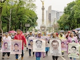 Pese a la lluvia, cientos de personas salieron a marchar ayer en la CDMX para pedir la aparición de los estudiantes.