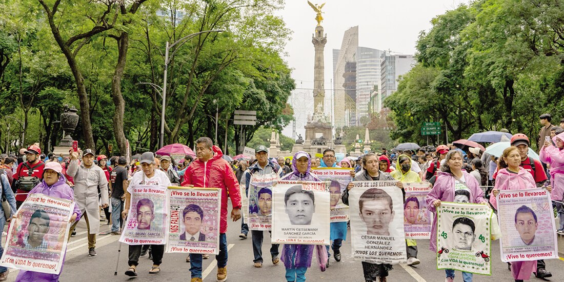 Pese a la lluvia, cientos de personas salieron a marchar ayer en la CDMX para pedir la aparición de los estudiantes.