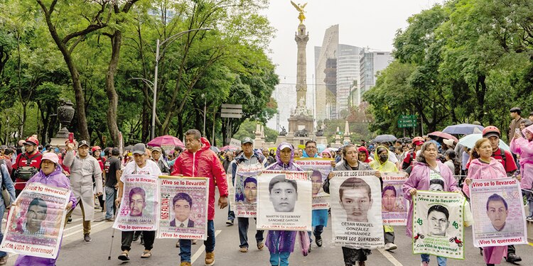 Manifestantes por el caso Ayotzinapa.