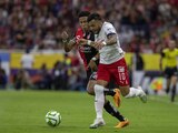 Alexis Vega conduce el balón en la ida de cuartos de final de la Liga MX entre Chivas y Atlas.