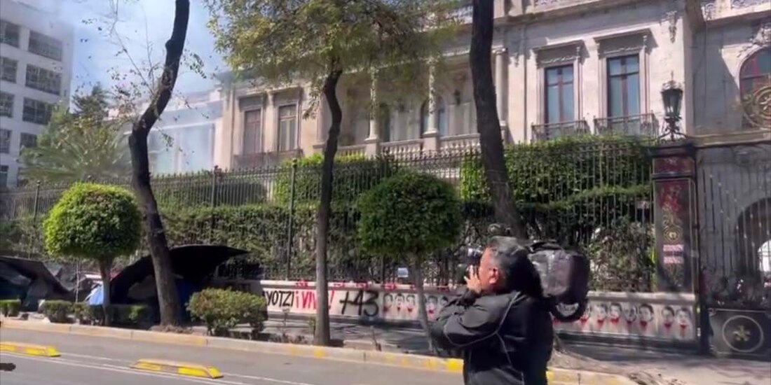 Estudiantes de Ayotzinapa vandalizan parte de las instalaciones de Segob.
