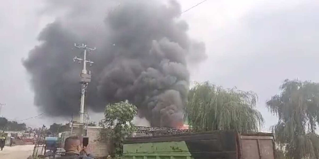 Se incendia bodega de químicos ubicada cerca del Circuito Exterior Mexiquense en Tultitlán, Edomex