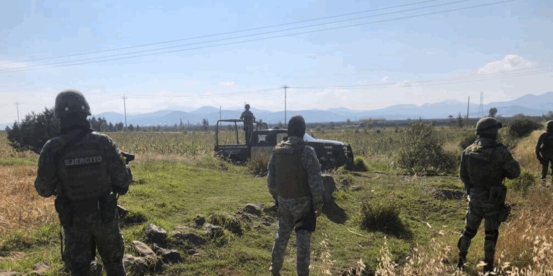Operativos interinstitucionales detienen a presuntos delincuentes y desmantelan plantíos de droga en Sinaloa y Durango.