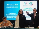 Carlos Joaquín (der.), previo a comparecer ante la Comisión de Relaciones Exteriores, ayer.