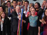 Claudia Sheinbaum recibió el bastón de mando por parte del presidente López Obrador.