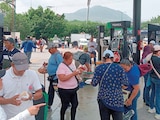 EN TUXTLA Gutiérrez tomaron diversas gasolineras y obsequiaron combustible