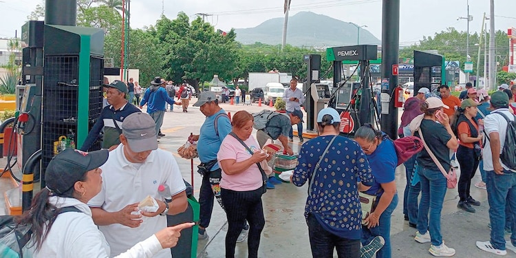 EN TUXTLA Gutiérrez tomaron diversas gasolineras y obsequiaron combustible