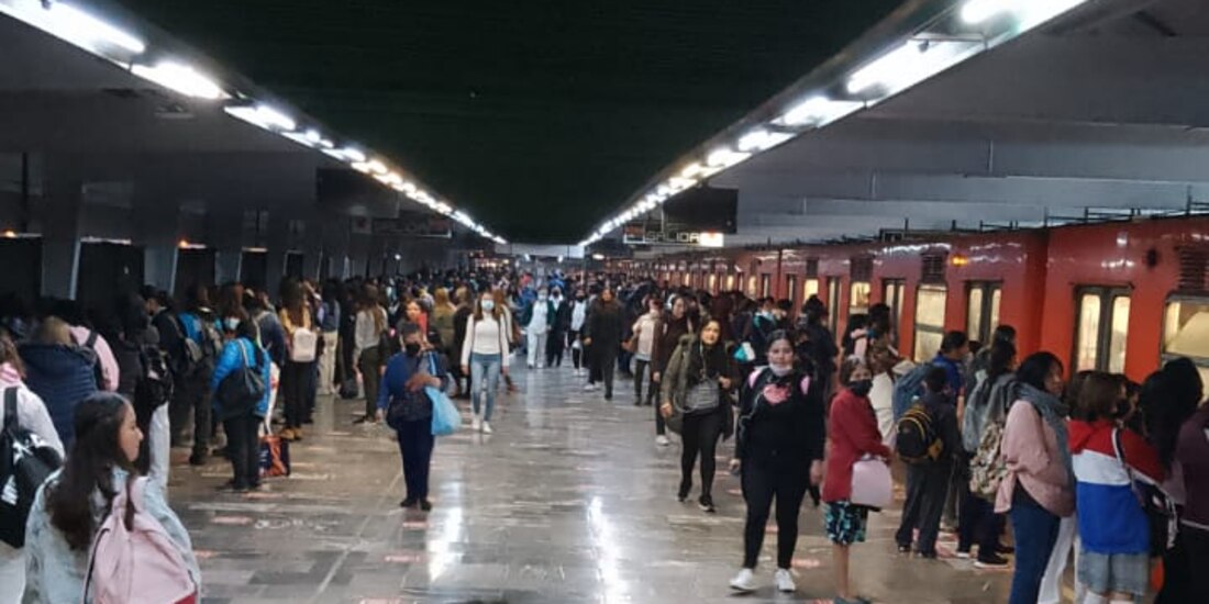 Metro CDMX presenta retrasos en la Línea 3, en foto.