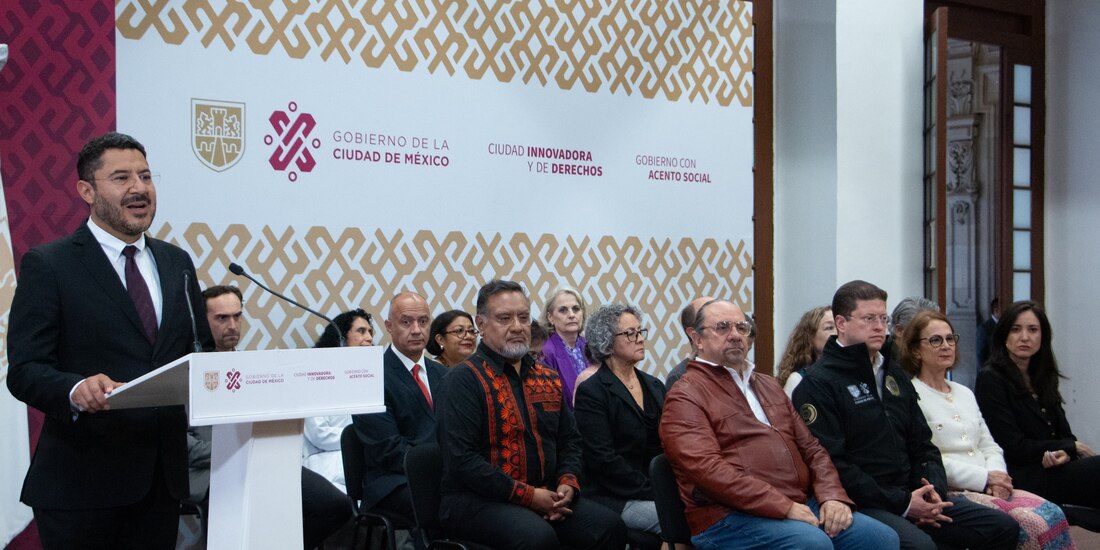 Martí Batres y su gabinete, durante una conferencia de prensa, ayer.