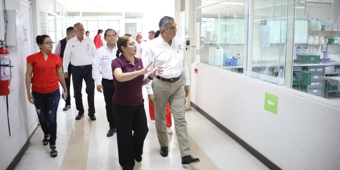 Américo Villarreal supervisa trabajo del personal en la Jurisdicción Sanitaria Número Uno y el Laboratorio Estatal.