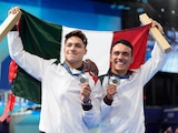 Osmar Olvera y Juan Celaya festejan con la medalla de plata de clavados sincronizados trampolín de 3m que consiguieron en los Juegos Olímpicos París 2024