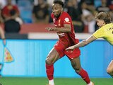 JULIÁN QUIÑONES conduce el balón en el duelo entre Al-Qadisiya y Al-Nassr, ayer.