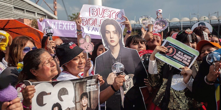 Fans de BTS afuera del Estadio GNP esperan el inicio del primer show del grupo surcoreano en CDMX, el jueves.