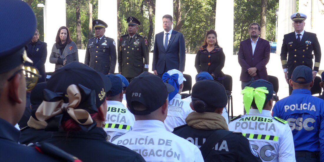Clara Brugada encabezó el desfile del Día del Policía, ayer.