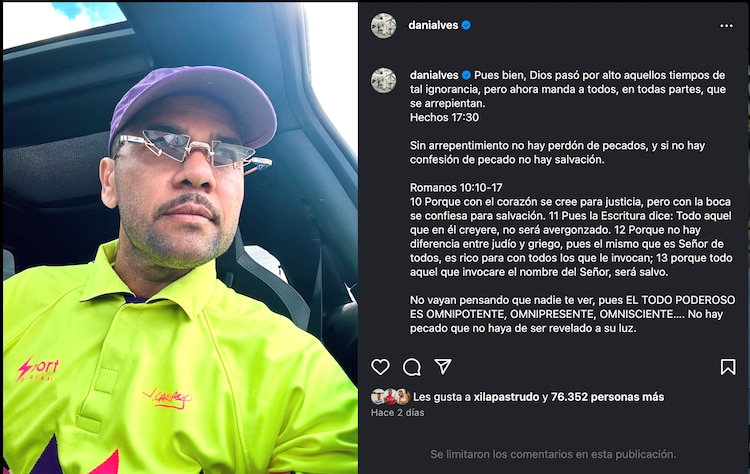 Dani Alves aparece con playera de Jorge Campos
