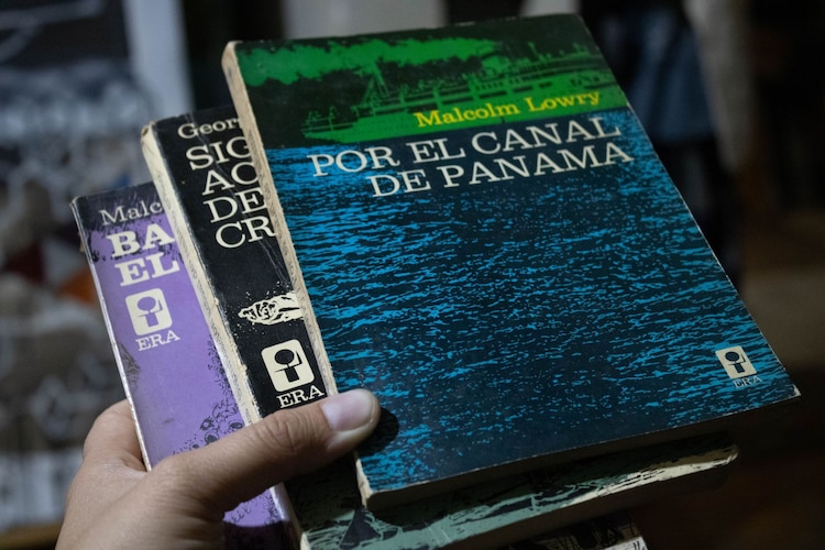 Libros del catálogo de Ediciones Era, en una fotografía ilustrativa.