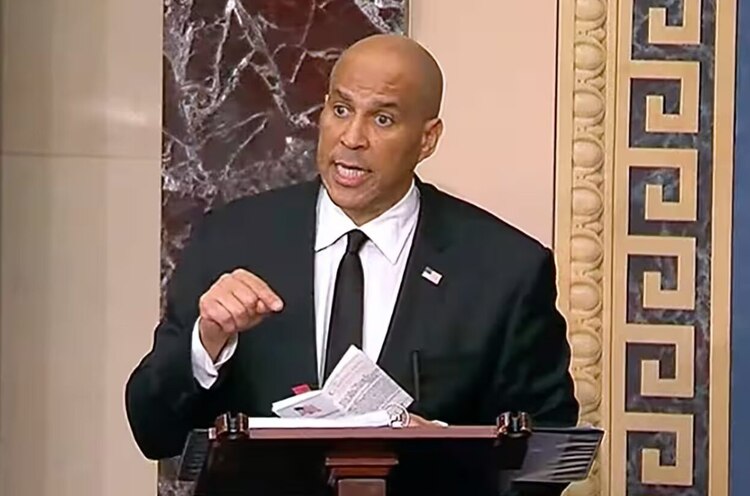 Cory Booker, ayer en el Senado de EU.