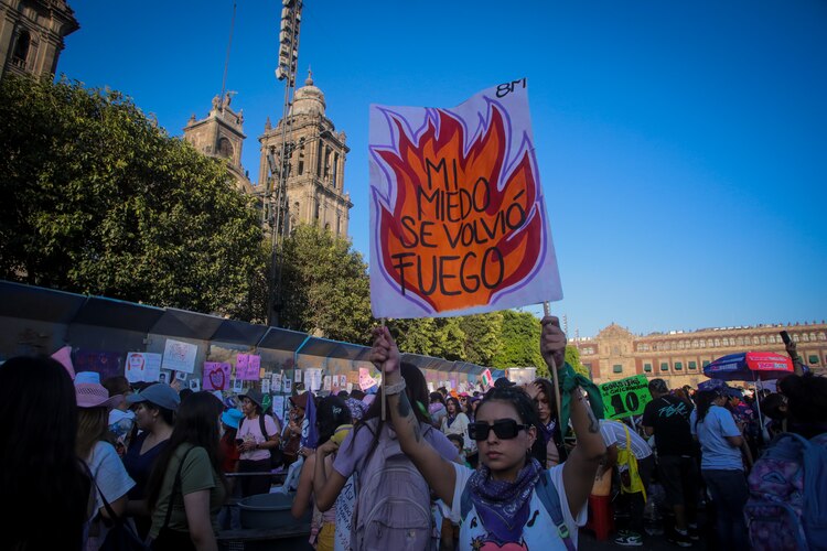 Miles de mujeres, entre ellas niñas, jóvenes y adultas mayores, recorrieron las calles del centro de la CDXM alzando la voz para pedir justicia por las desaparecidas, denunciando y apoyando a quienes han sufrido por algún tipo de violencia y exigiendo a las autoridades trabajar para mejorar la seguridad y las leyes.