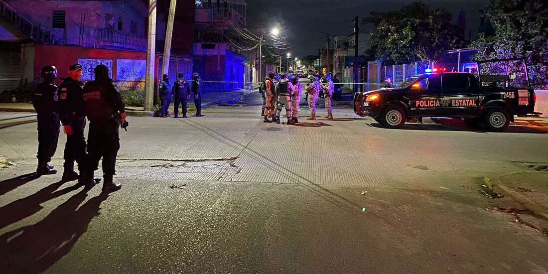 Elementos de la Guardia Nacional y de la Policía Estatal de Tabasco custodian los alrededores del antro irregular atacado el sábado por hombres armados.