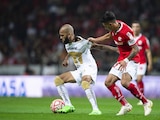 Dani Alves de Pumas y Claudio Baeza de Toluca durante el partido de la Jornada 14 del Torneo Apertura 2022 de la Liga MX en el Estadio Nemesio Diez.
