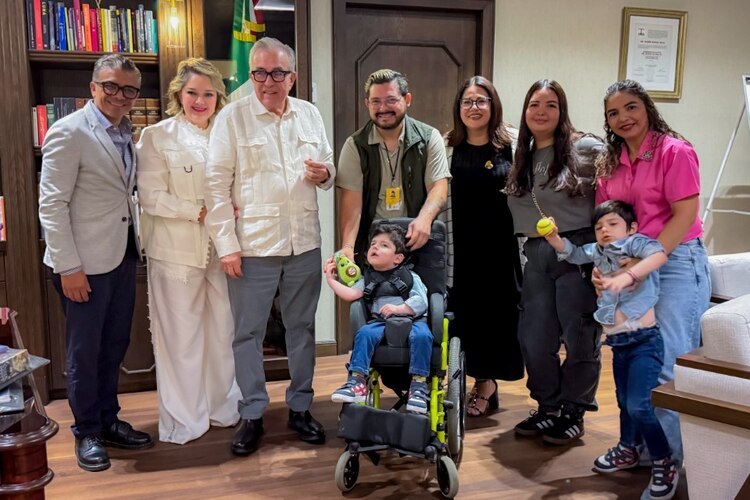 Matías y Mateo, junto a su familia, son beneficiarios del esquema híbrido de Teletón en Sinaloa.