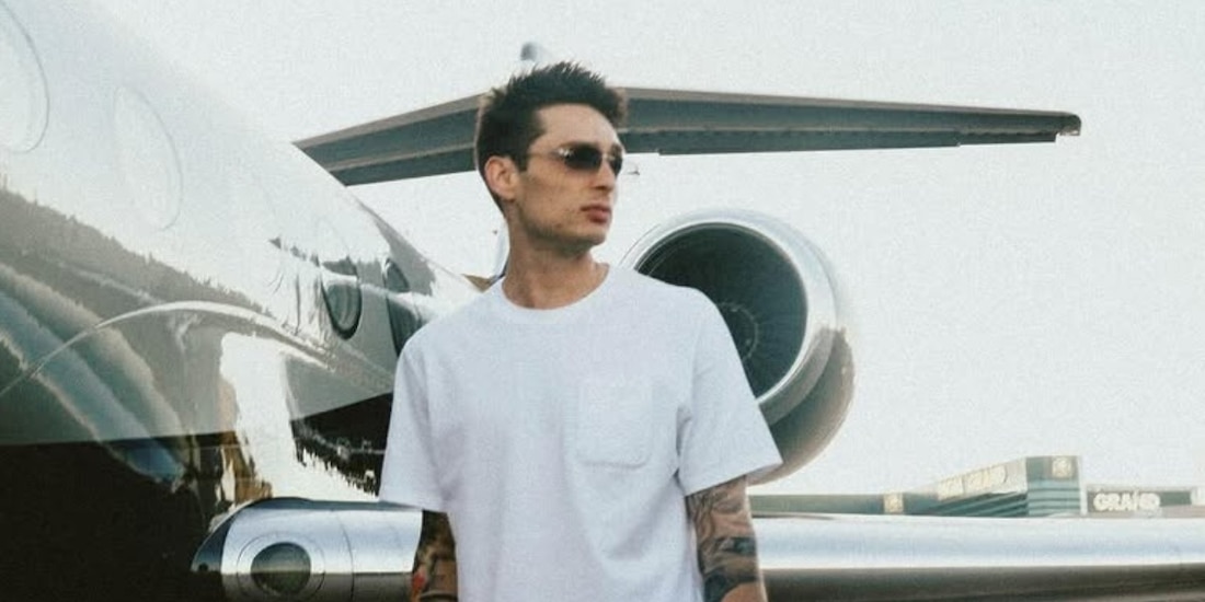 Peso Pluma cumple 27 años y se compra un lujoso Ferrari