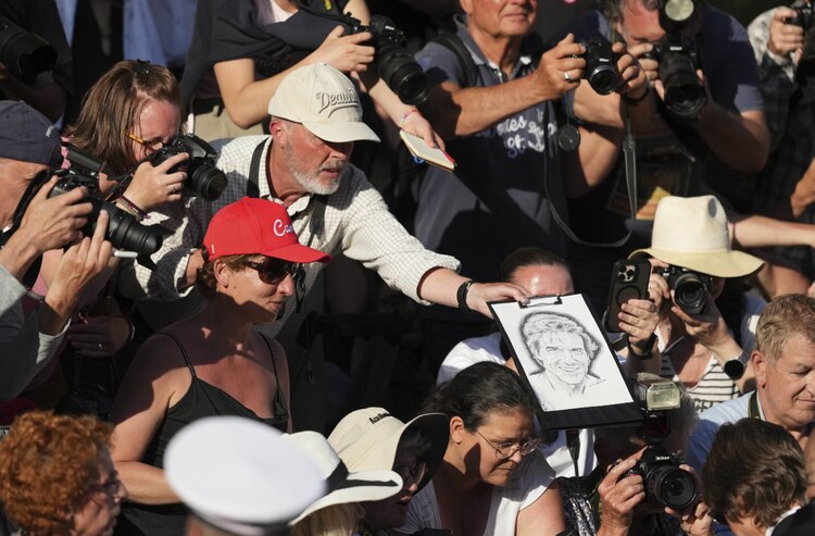 Fans acudieron con pósters y dibujos del histrión para que se los firmara.