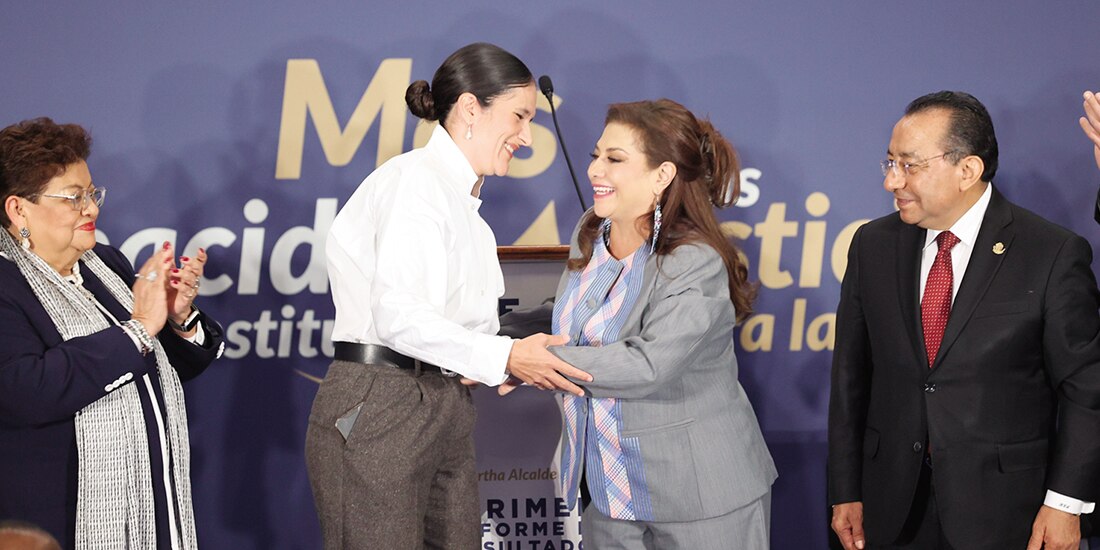 La fiscal capitalina, Bertha María Alcalde, con Clara Brugada, ayer.