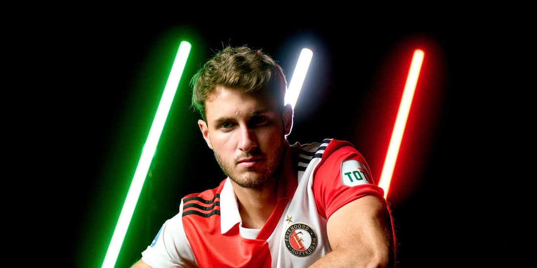 Santiago Giménez luce la playera del Feyenoord, el segundo equipo de su carrera y el primero en Europa.