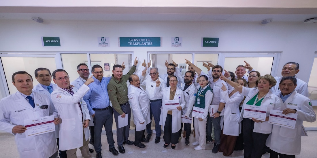 Personal médico junto al Gobernador de Sinaloa.