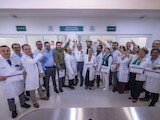 Personal médico junto al Gobernador de Sinaloa.