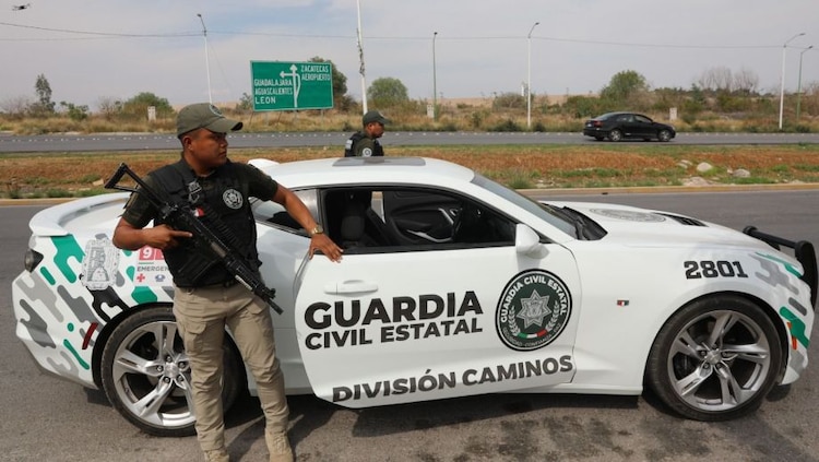 Elementos de la Guardia Civil Estatal vigilan accesos a San Luis Potosí.