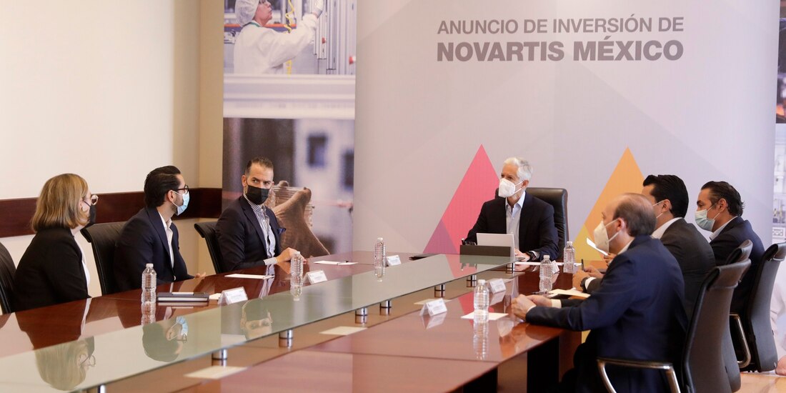 Alfredo Del Mazo, en reunión con directivos de Novartis, en Toluca, ayer.