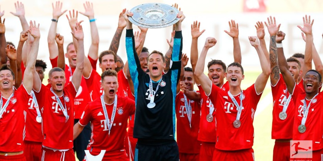 El Bayern Múnich levanta el trofeo de campeón.