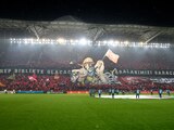 Proteo salió en el tifo que los seguidores del Trabzonspor de Turquía realizaron para agradecer la ayuda a su país tras el terremoto del pasado 6 de febrero.