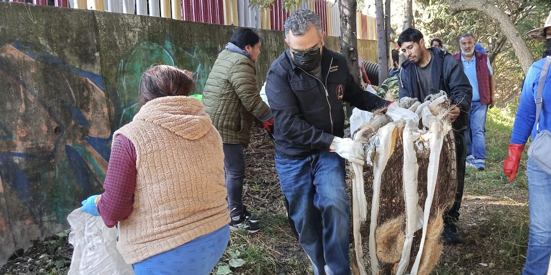 El alcalde Fernando Mercado Guaida durante la jornada de limpieza.