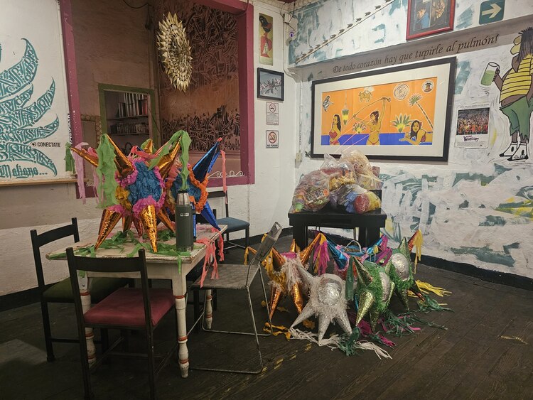 Juguetes y otros artículos recolectados para la entrega de hoy.