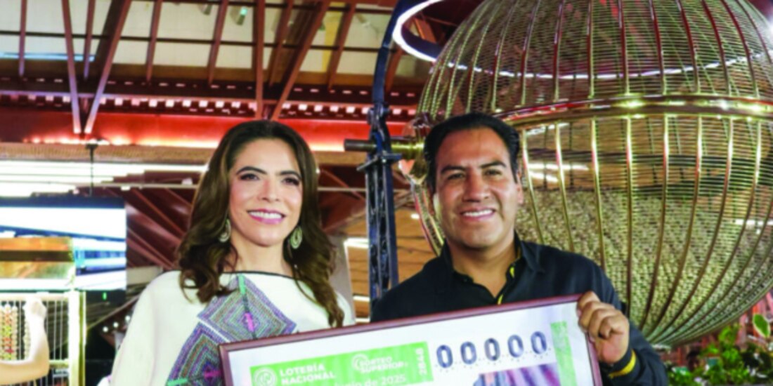 La directora de Lotenal, Olivia Salomón, y el gobernador Eduardo Ramírez, ayer.