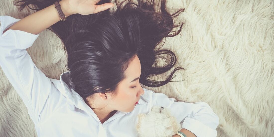 ¿Por qué brincas cuando duermes?