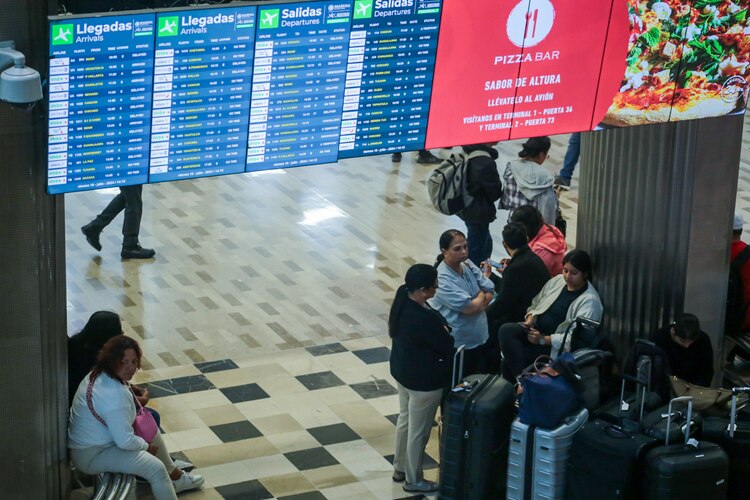 Pasajeros afectados por el fallo informático en el Aeropuerto Internacional de la CDMX, el pasado viernes.