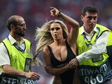 Kinsey Wolanski tuvo una polémica aparición en la Champions League.
