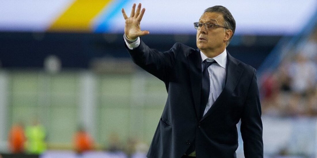 El entrenador de la Selección Mexicana durante un partido.