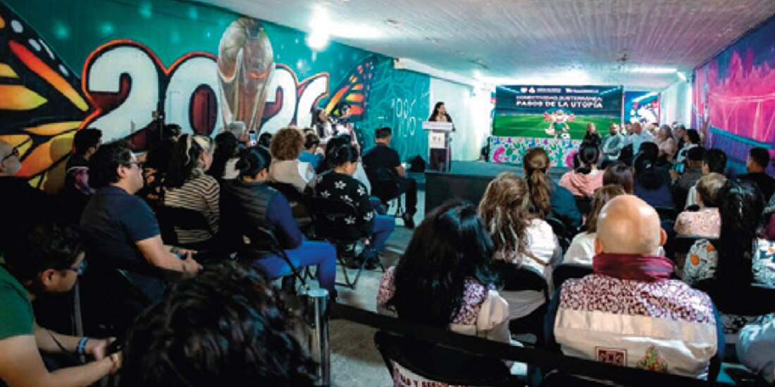 Clara Brugada, ayer, durante una conferencia en un bajopuente.