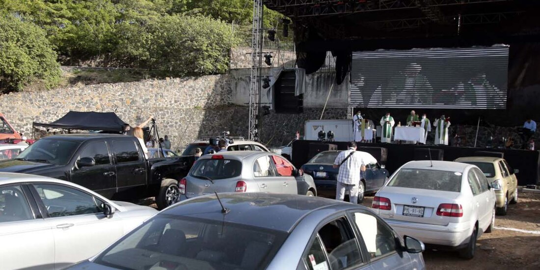 El obispo Ramón Castro oficia la primera automisa en el país, el pasado 19 de julio.