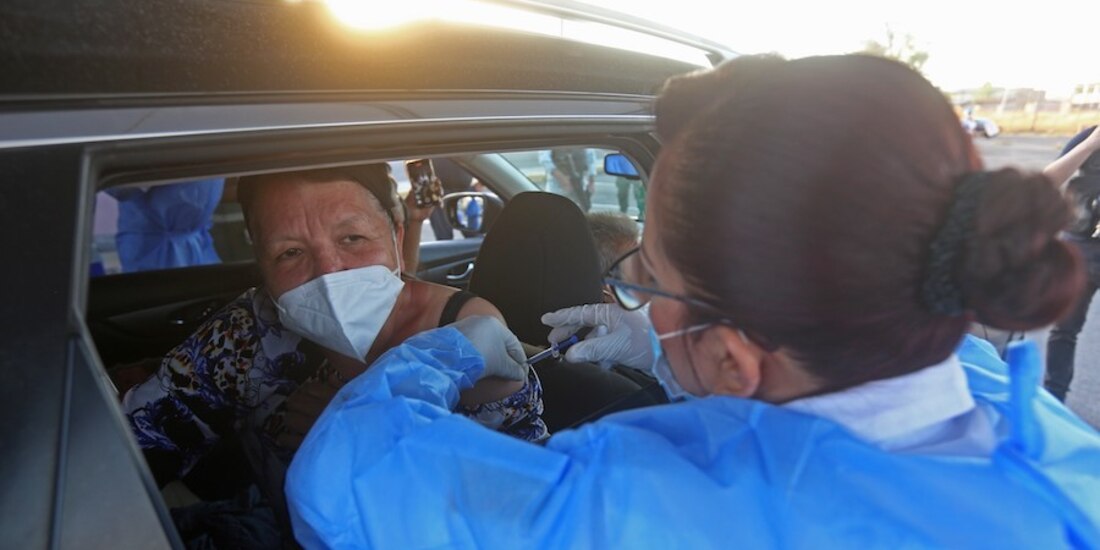 Brigadista vacuna a adulta mayor, en Tonalá, Jalisco, ayer.