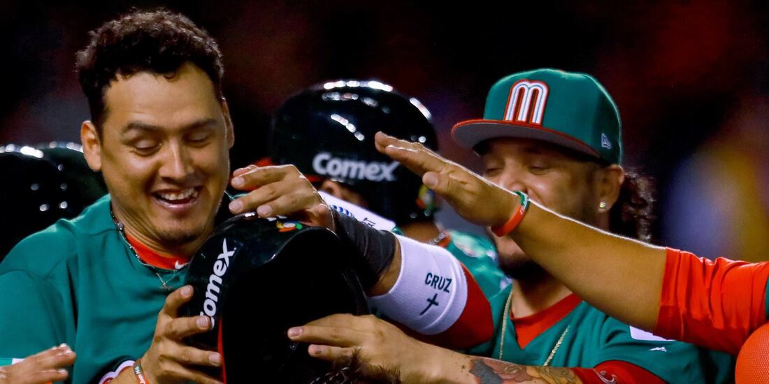 Jugadores mexicanos celebran una de sus carreras el año pasado.