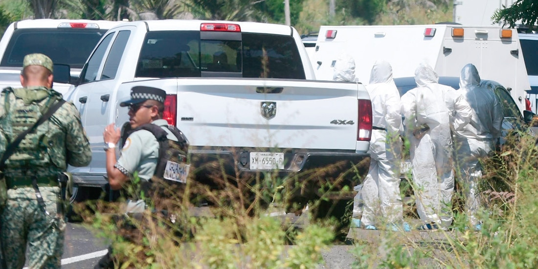 PERITOS laboran donde fue encontrado el auto, ayer.