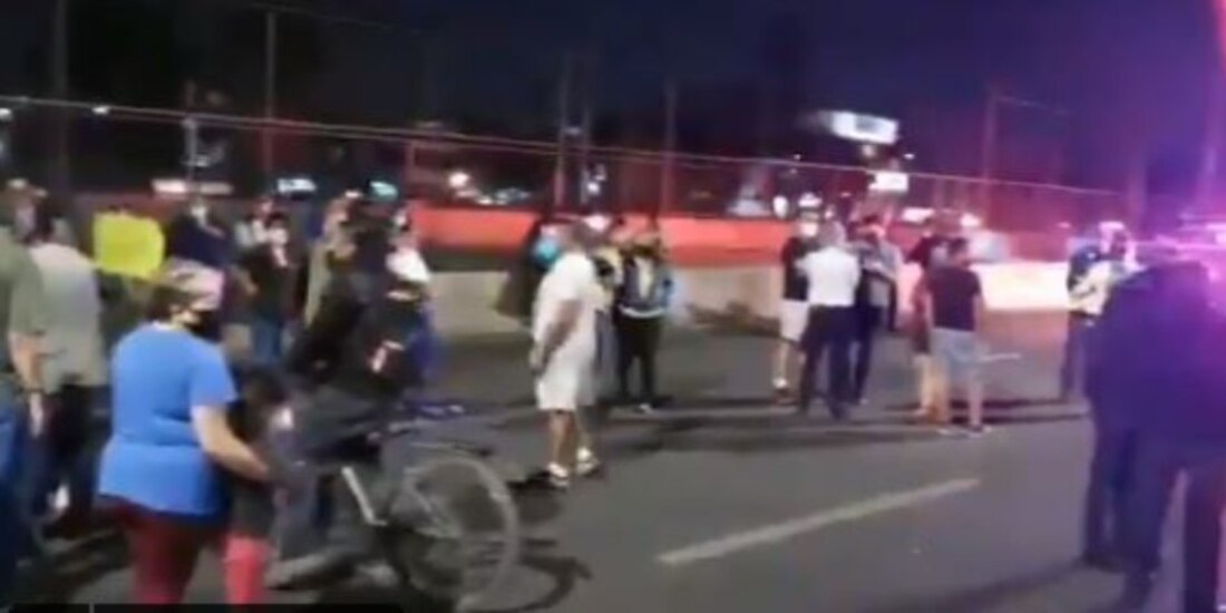 Vecinos de la colonia Rinconada de Aragón bloquearon la Avenida Central en protesta por el desbasto de agua. Amagaron con no liberar la vía.