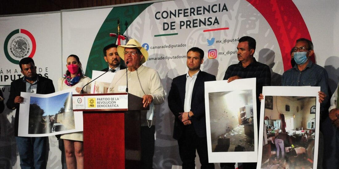 Habitantes de Zacatecas desplazados por el crimen organizado durante conferencia en la Cámara de Diputados.