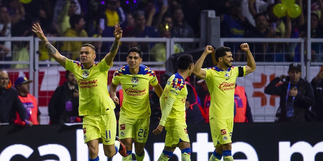 Futbolistas del América festejan uno de sus goles contra Tigres en la final de vuelta del Torneo Apertura 2023 de la Liga MX.